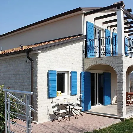 ヴィラ With Pool And Covered Terrace