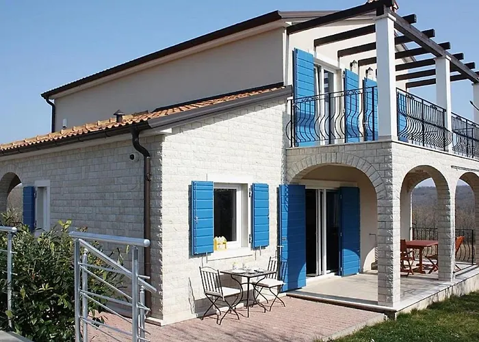 Villa With Pool And Covered Terrace